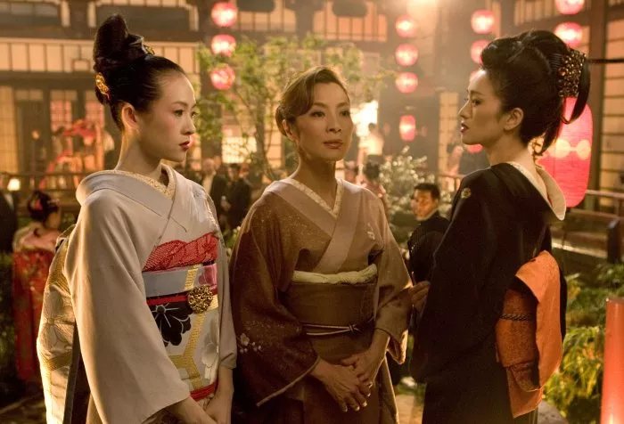 Li Gong (Hatsumomo), Michelle Yeoh (Mameha), Ziyi Zhang (Sayuri) zdroj: imdb.com