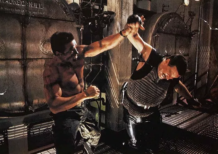 Arnold Schwarzenegger (John Matrix), Vernon Wells (Bennett)