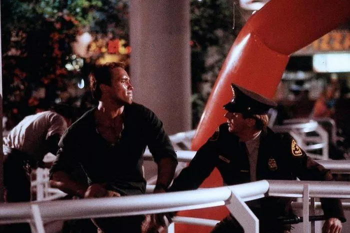 Arnold Schwarzenegger (John Matrix), Phil Adams (Officer in Galleria)