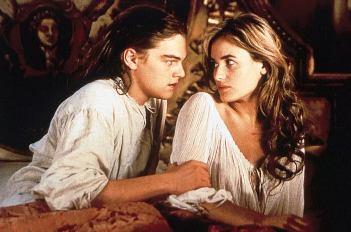 Leonardo DiCaprio (King Louis), Judith Godrèche (Christine) zdroj: imdb.com