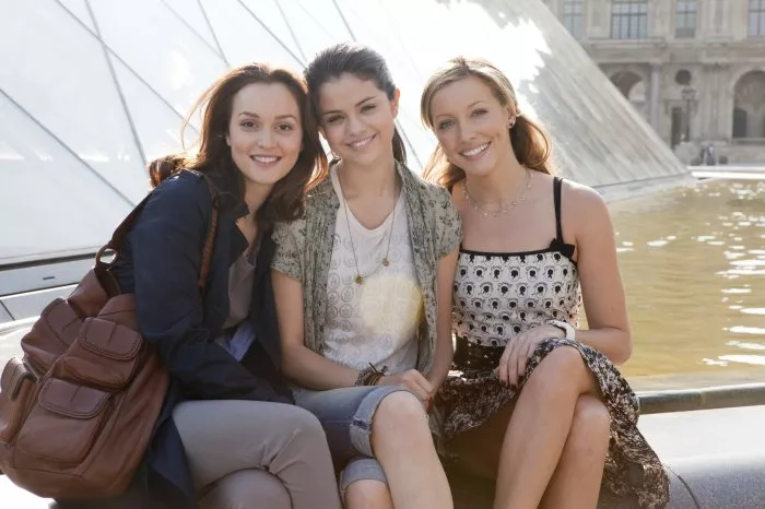 Leighton Meester (Meg), Selena Gomez (Grace), Katie Cassidy (Emma)
