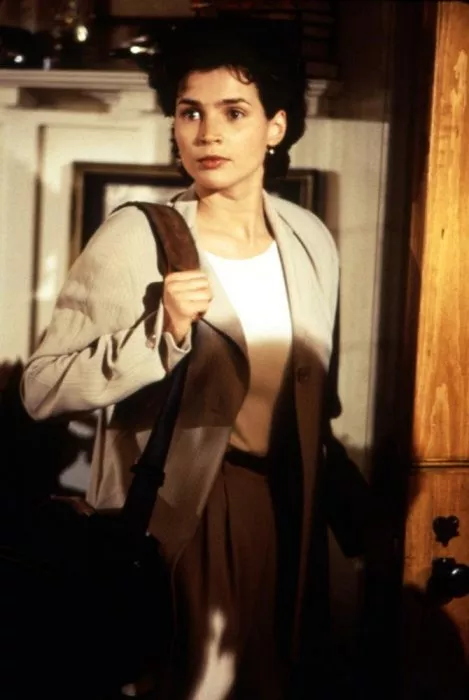 Julia Ormond (Sabrina Fairchild)
