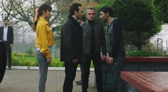 Buğra Gülsoy (Kartal Alpan), Tugay Mercan (Okan), Hande Erçel (Azize Günay), Mustafa Yildiran (Balkan Alpan) zdroj: imdb.com