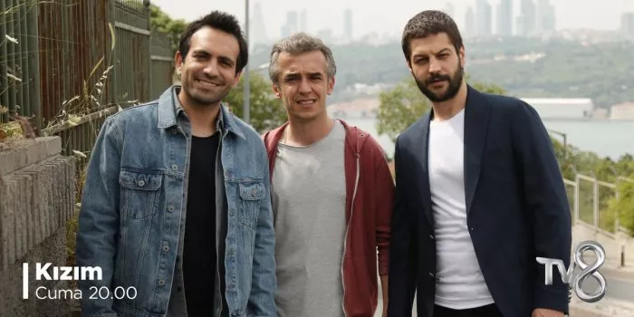 Buğra Gülsoy (Demir Göktürk), Serhat Teoman (Cemal Eröz), Tugay Mercan (Ugur) zdroj: imdb.com