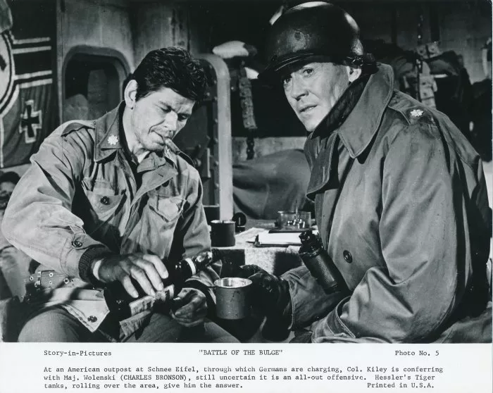 Henry Fonda (Lt. Col. Dan Kiley), Charles Bronson (Wolenski) zdroj: imdb.com
