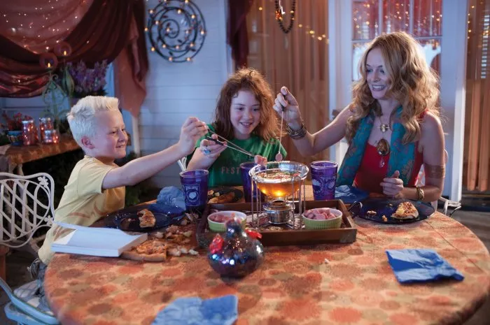 Heather Graham (Aunt Opal), Jordana Beatty (Judy), Parris Mosteller (Stink) zdroj: imdb.com