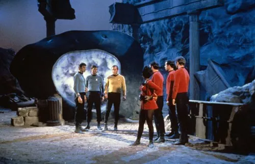 Leonard Nimoy (Mr. Spock), William Shatner (Captain James T. Kirk), DeForest Kelley (Dr. McCoy), Nichelle Nichols (Uhura) zdroj: imdb.com