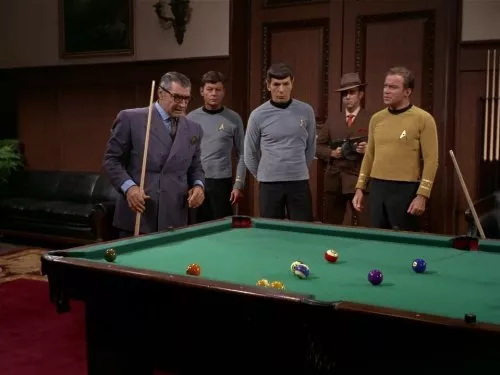 Leonard Nimoy (Mr. Spock), William Shatner (Captain James T. Kirk), DeForest Kelley (Dr. McCoy), Anthony Caruso zdroj: imdb.com