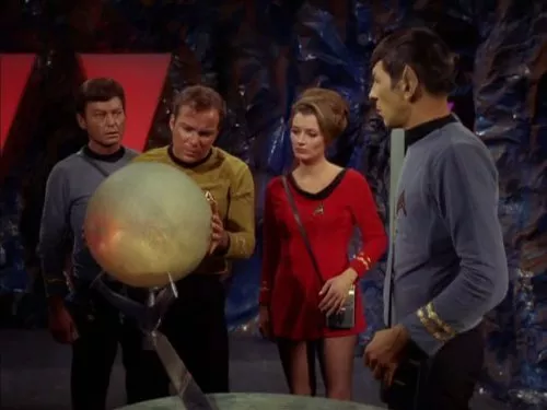 Leonard Nimoy (Mr. Spock), William Shatner (Captain James T. Kirk), DeForest Kelley (Dr. McCoy), Diana Muldaur (Ann Mulhall) zdroj: imdb.com