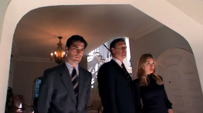 Thomas Gibson (Thomas the Valet), Sarah Carter (Alice), Tom Schmid (Dean Craft) zdroj: imdb.com