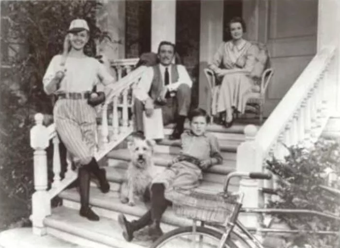 Doris Day, Leon Ames, Rosemary DeCamp, Billy Gray zdroj: imdb.com