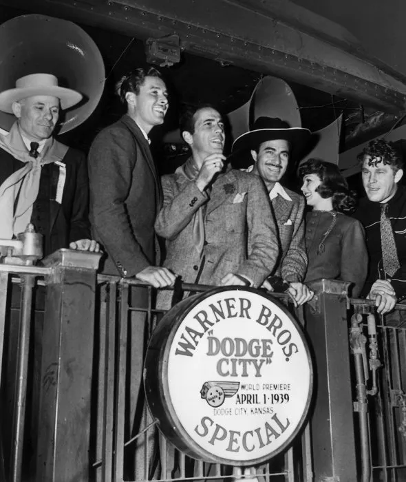 Humphrey Bogart, Errol Flynn, Jean Parker, Gilbert Roland, Guinn ’Big Boy’ Williams zdroj: imdb.com 
promo k filmu