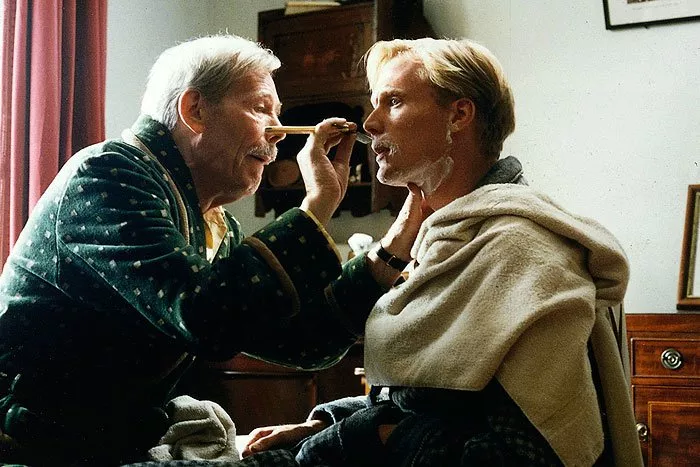 Peter O’Toole (Colonel Edgar Carey-Lewis), Paul Bettany (Edward Carey-Lewis)