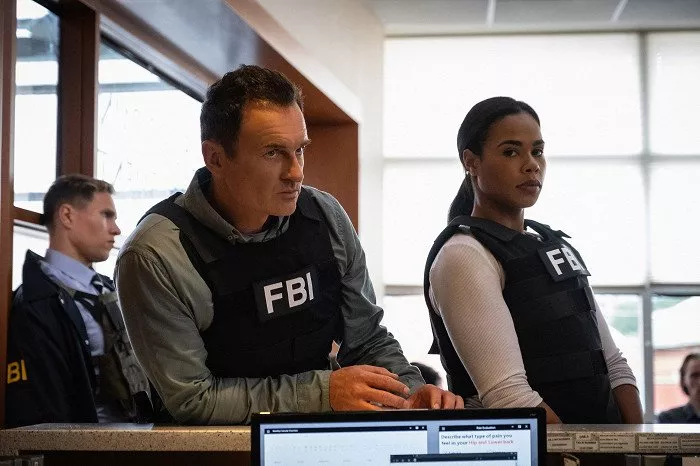 Julian McMahon (Supervisory Special Agent Jess LaCroix), Roxy Sternberg (Special Agent Sheryll Barnes)