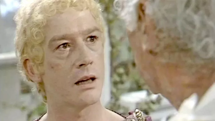 John Hurt (Caligula), George Baker (Tiberius) zdroj: imdb.com