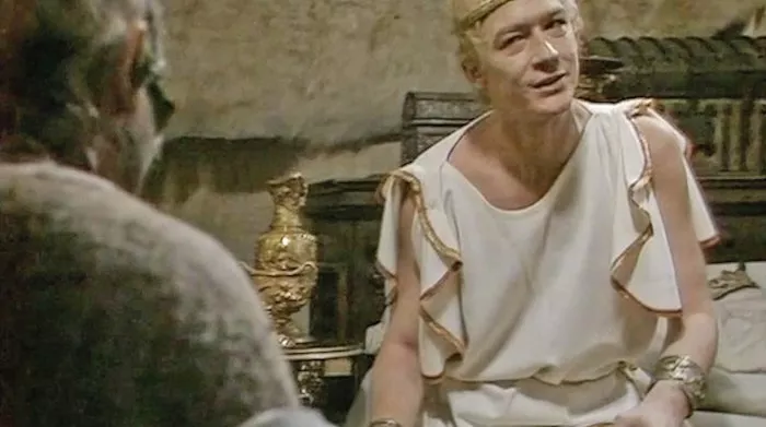 John Hurt (Caligula), Derek Jacobi (Claudius) zdroj: imdb.com