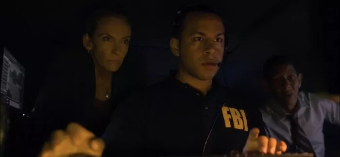 Toni Collette (Detective Grace Rasmussen), Scott Lawrence (Special Agent Billy Taggart), Omar Ghonim zdroj: imdb.com