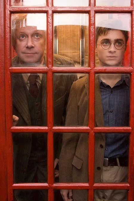 Mark Williams (Arthur Weasley), Daniel Radcliffe (Harry Potter)