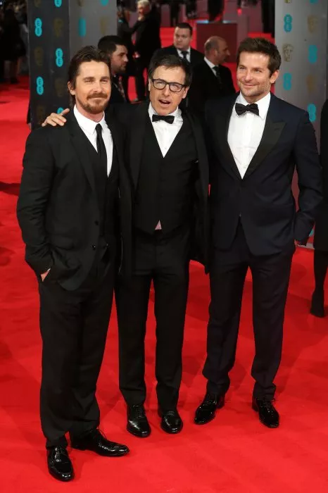 Christian Bale, Bradley Cooper, David O. Russell zdroj: imdb.com 
promo k filmu