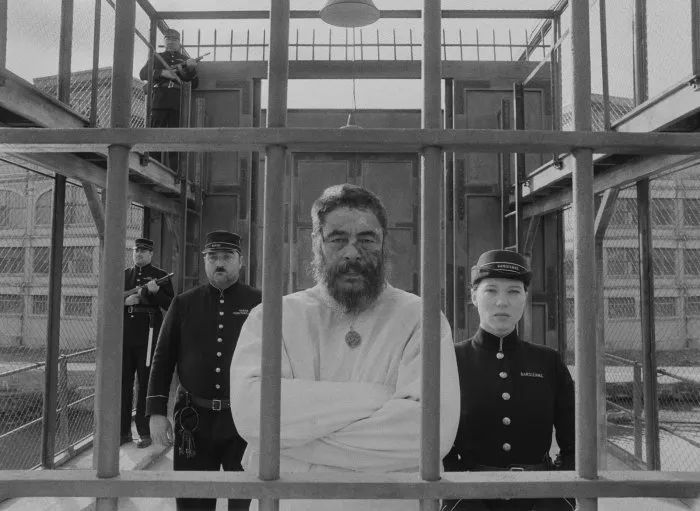 Benicio Del Toro (Moses Rosenthaler), Denis Menochet (Prison Guard), Léa Seydoux (Simone) zdroj: imdb.com
