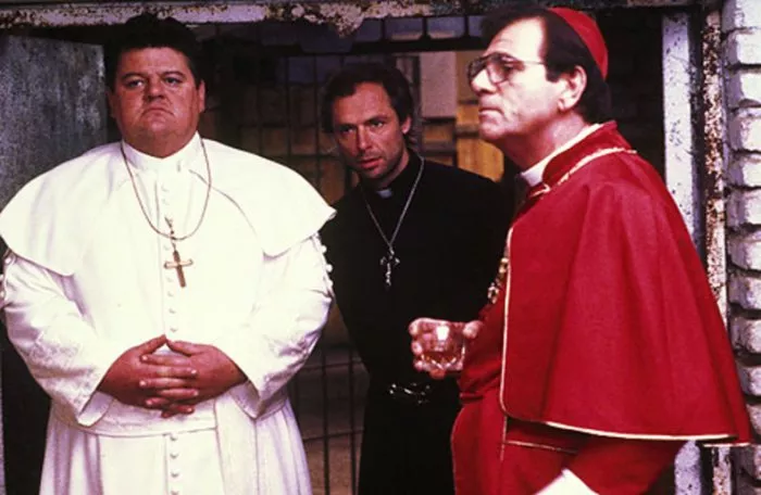 Robbie Coltrane (The Pope), Peter Richardson (Bish), Alex Rocco (Cardinal Rocco) zdroj: imdb.com