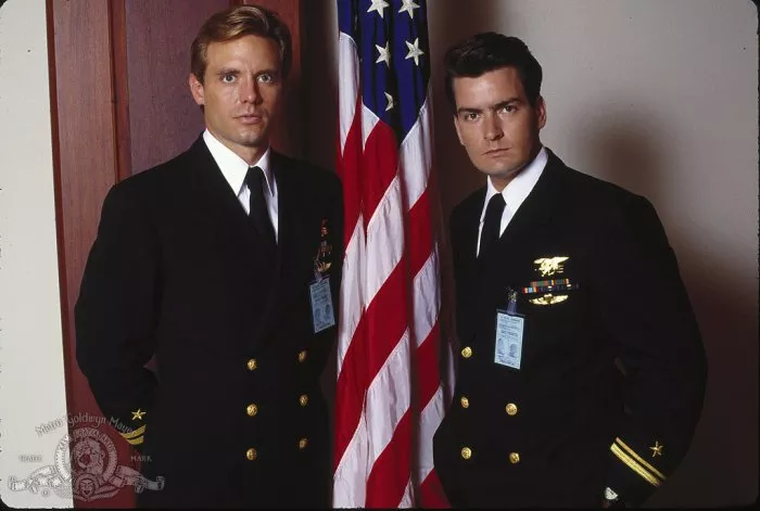 Charlie Sheen (Lt. Dale Hawkins), Michael Biehn (Lt. James Curran) zdroj: imdb.com