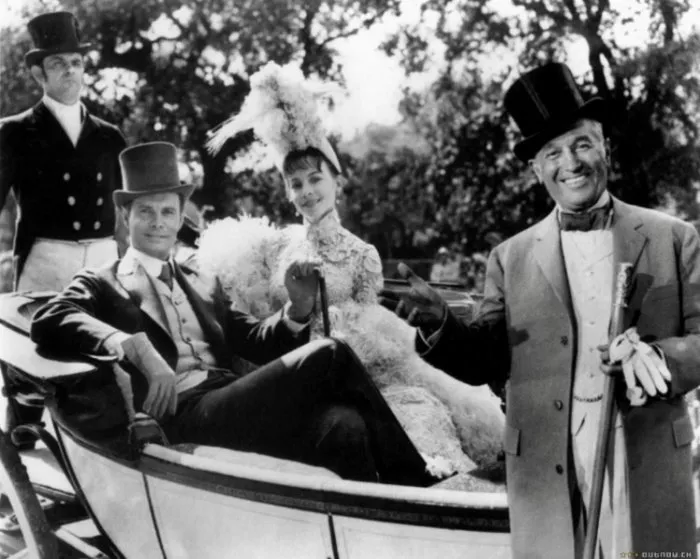 Leslie Caron (Lise Bouvier), Maurice Chevalier, Louis Jourdan zdroj: imdb.com