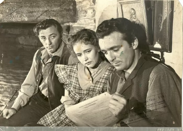 Robert Mitchum, John Rodney, Teresa Wright zdroj: imdb.com
