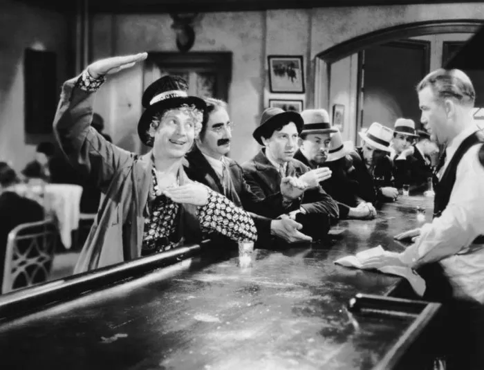 Groucho Marx, Bobby Barber, Vince Barnett, Edgar Dearing, Chico Marx, Harpo Marx, The Marx Brothers zdroj: imdb.com
