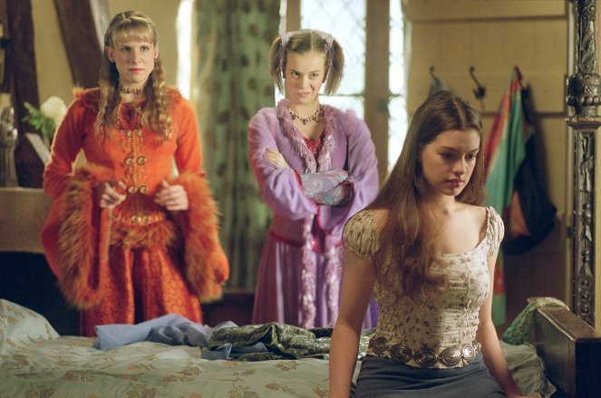 Lucy Punch (Hattie), Jennifer Higham (Olive), Anne Hathaway (Ella)
