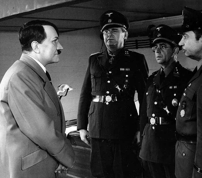 Vlastimil Brodský (Ing. Bauer), Vladimír Menšík (Rolf Kraus), Jiří Sovák (Klaus Abard), František Vicena (Adolf Hitler) zdroj: imdb.com