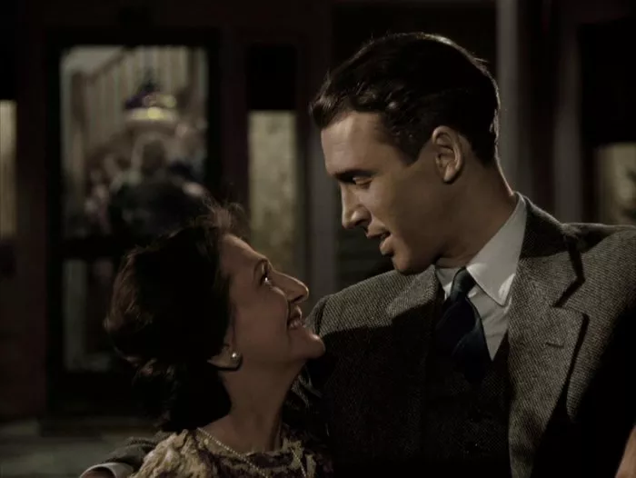 James Stewart (George Bailey), Beulah Bondi (Mrs. Bailey) zdroj: imdb.com