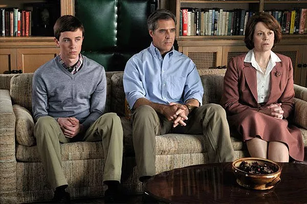 Ryan Kelley (Bobby Griffith), Henry Czerny (Robert Griffith), Sigourney Weaver (Mary Griffith)