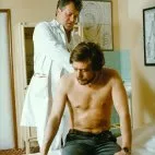 Příliš velká šance (1985) - lékař