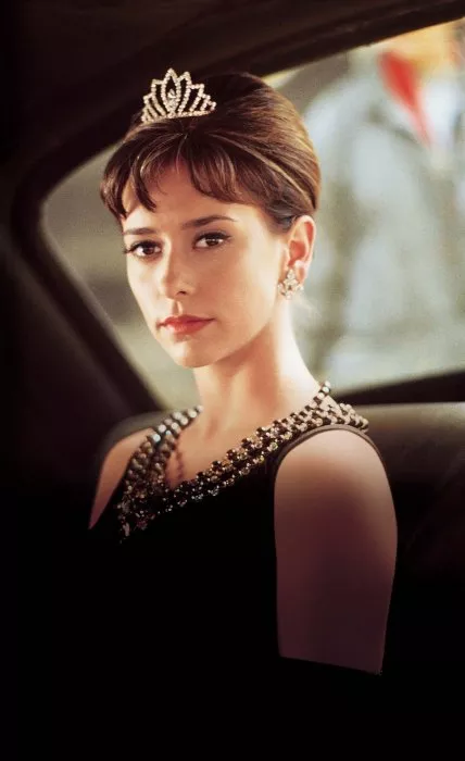 Jennifer Love Hewitt (Audrey Hepburn) zdroj: imdb.com