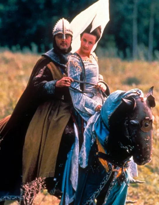 Jean Reno (Godefroy de Papincourt, Comte de Montmirail), Valérie Lemercier (Frénégonde de Pouille) zdroj: imdb.com