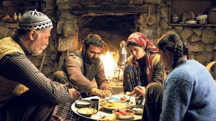 Helin Kandemir (Havva), Cemre Ebuzziya (Reyhan), Müfit Kayacan (Sevket) zdroj: imdb.com
