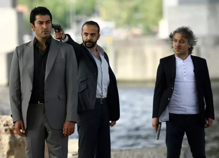 Kenan Imirzalioglu (Ezel Bayraktar), Baris Falay (Ali Kirgiz), Sarp Akkaya (Tefo) zdroj: imdb.com