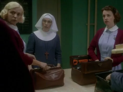 Laura Main (Nurse Shelagh Turner), Helen George (Nurse Trixie Franklin), Jessica Raine (Jenny Lee) zdroj: imdb.com