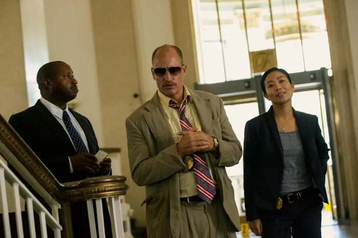 Woody Harrelson (Sergeant Detective Jeffrey Allen), Michelle Ang (Trina Ling), Terence Rosemore zdroj: imdb.com