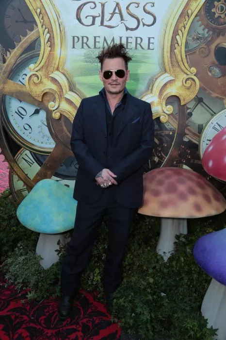 Johnny Depp (Hatter Tarrant Hightopp) zdroj: imdb.com 
promo k filmu