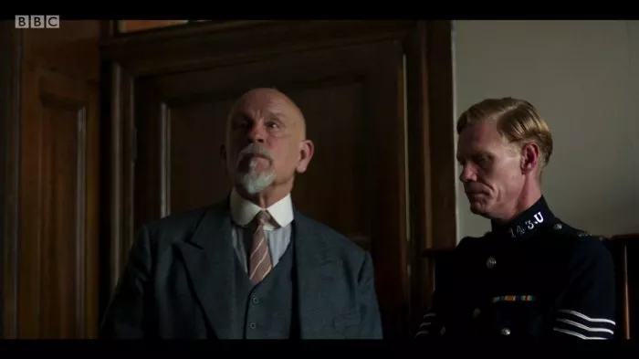 John Malkovich (Hercule Poirot), Michael Shaeffer (Sergeant Yelland) zdroj: imdb.com
