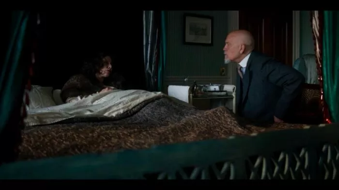John Malkovich (Hercule Poirot), Tara Fitzgerald (Lady Hermione Clarke) zdroj: imdb.com
