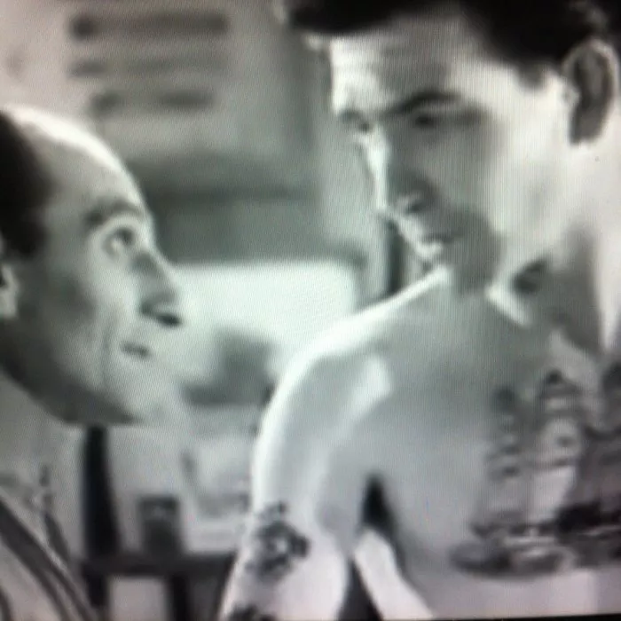 Robert Beatty (Tom Stevens), Vic Wise (Doc - Tattooist) zdroj: imdb.com