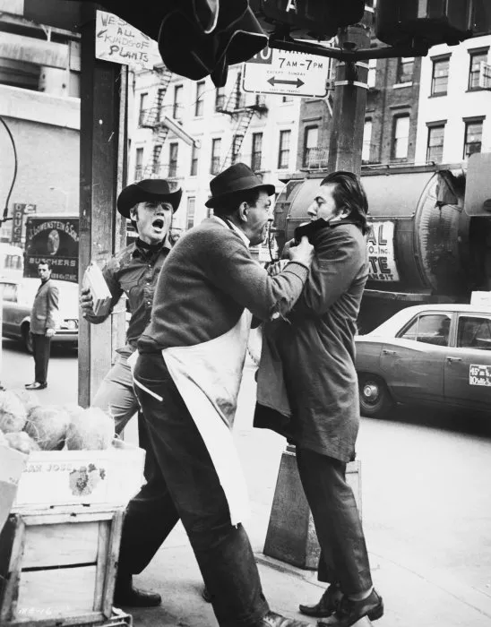 Dustin Hoffman (Ratso), Jon Voight (Joe Buck), Peter Scalia (Vegetable Grocer - New York) zdroj: imdb.com