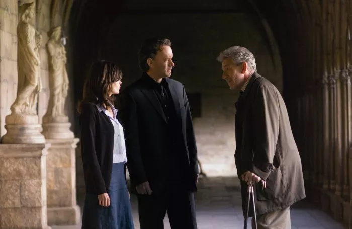 Tom Hanks (Robert Langdon), Ian McKellen (Sir Leigh Teabing), Audrey Tautou (Sophie Neveu) zdroj: imdb.com