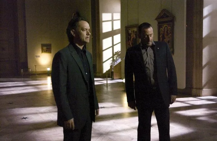 Tom Hanks (Robert Langdon), Jean Reno (Captain Bezu Fache) zdroj: imdb.com