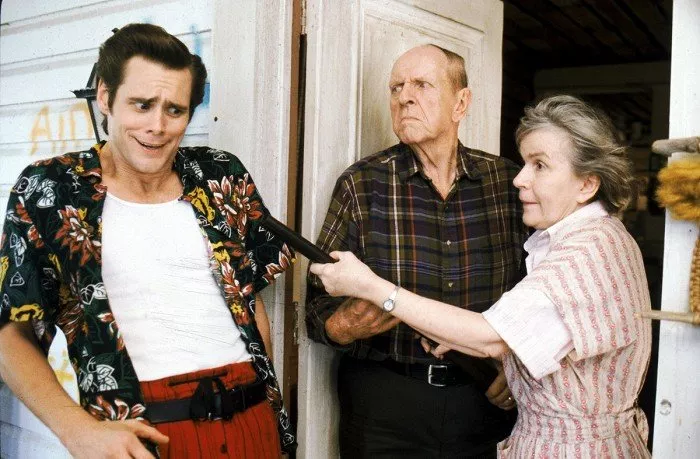 Jim Carrey (Ace Ventura), Alice Drummond (Mrs. Finkle)