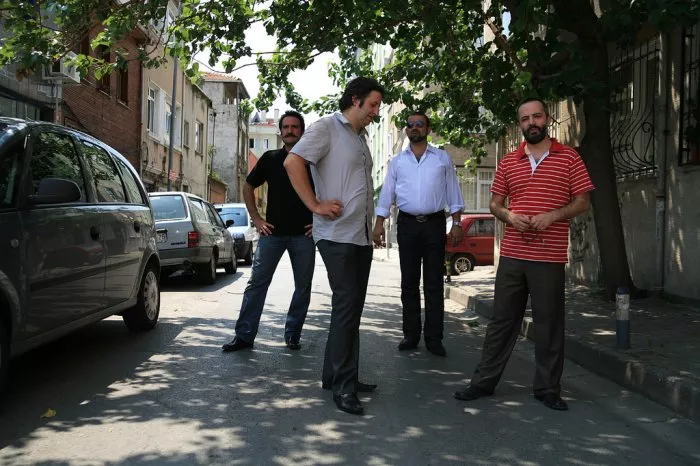 Sevket Çoruh (Gökhan Yilmaz), Murat Akkoyunlu (Hikmet), Ilker Ayrik (Servet), Timur Acar (Necmi) zdroj: imdb.com