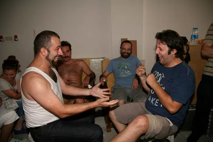 Sevket Çoruh (Gökhan Yilmaz), Murat Akkoyunlu (Hikmet), Ilker Ayrik (Servet), Timur Acar (Necmi) zdroj: imdb.com